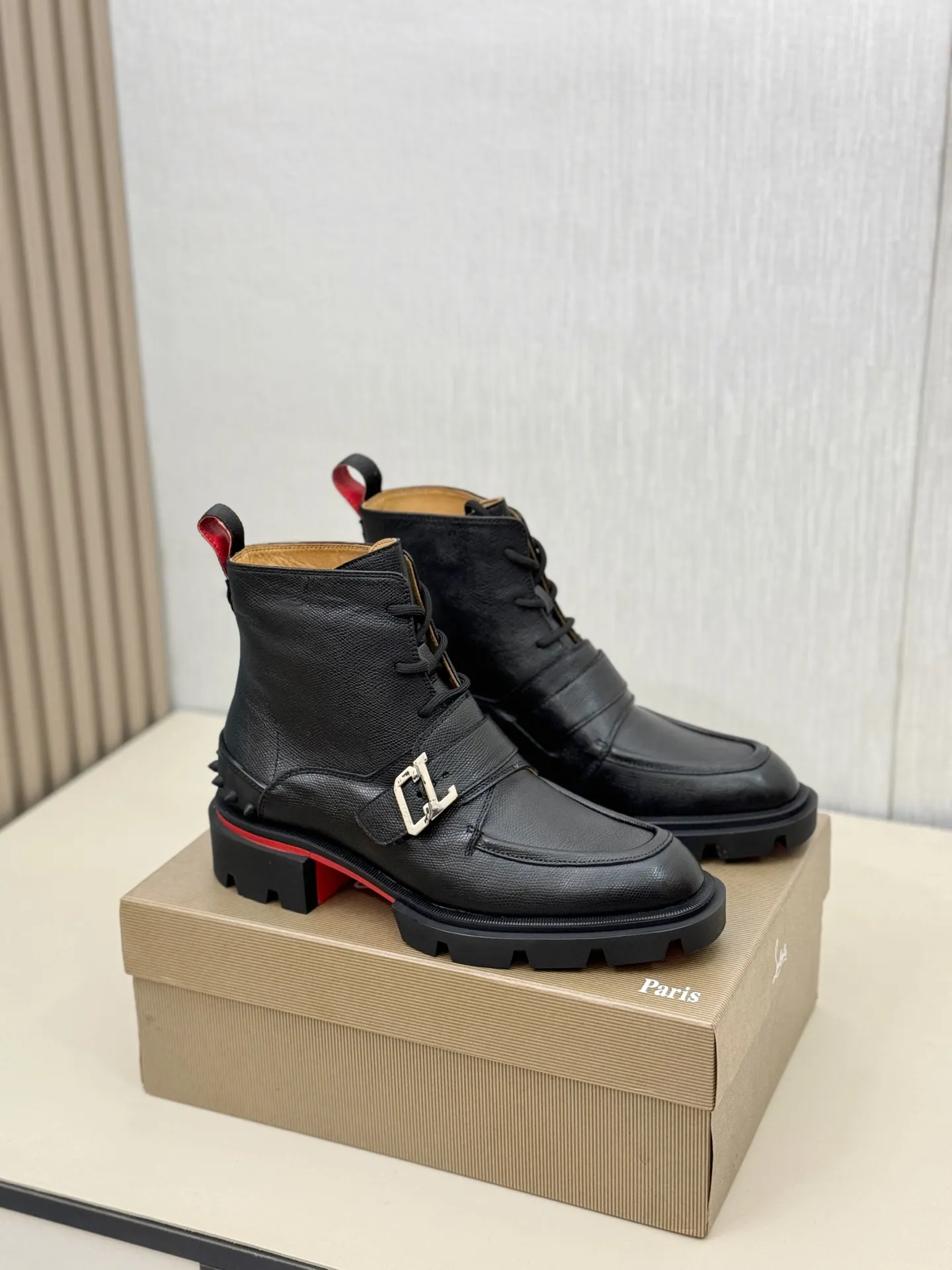 [CL～High-end men’s red-soled shoes] Top P: 940💰. Size: 39-44 (38.45.46 can be customized) 🆑Top original purchase agent Imported open-edge bead fabric and water-dyed cowhide inside 🉑️ Imported TPU rubber sole, wear-resistant and non-slip, full of European style.